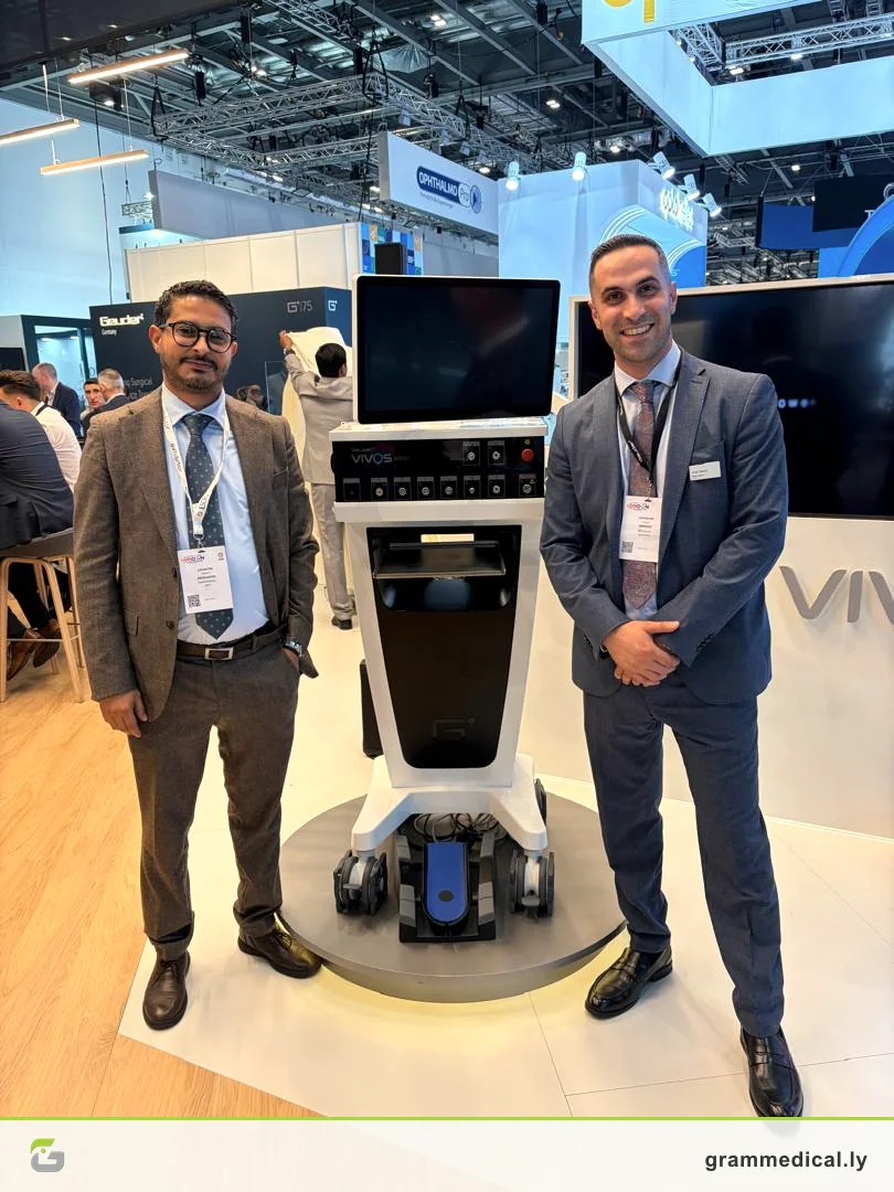 ممثلو جرام بجانب نظام جراحي للعيون في معرض ESCRS 2026