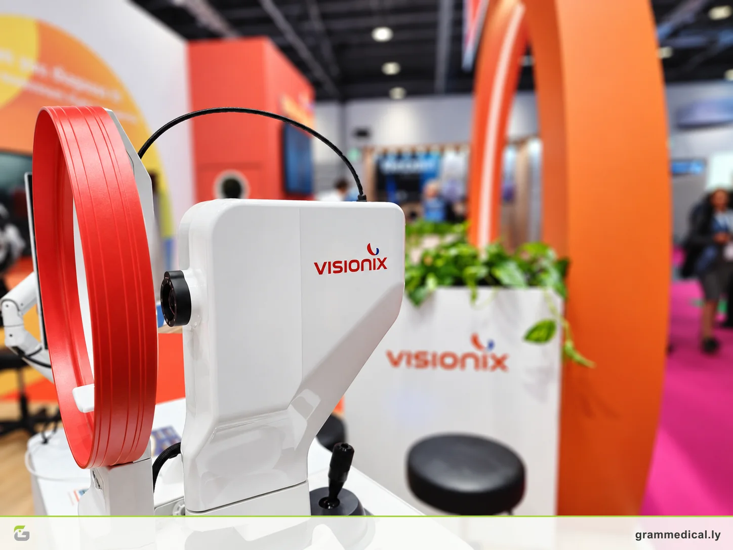 صورة قريبة لجهاز تشخيص من Visionix في ESCRS 2026